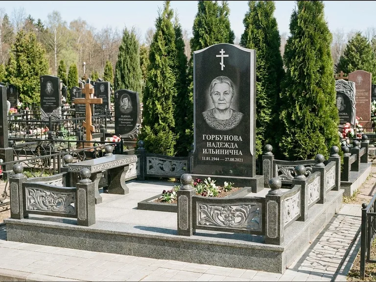 Памятник из чёрного гранита — стела с золочёным крестом с крестом с терновым венцом, работа «Селезнёва» в Южно-Сахалинске