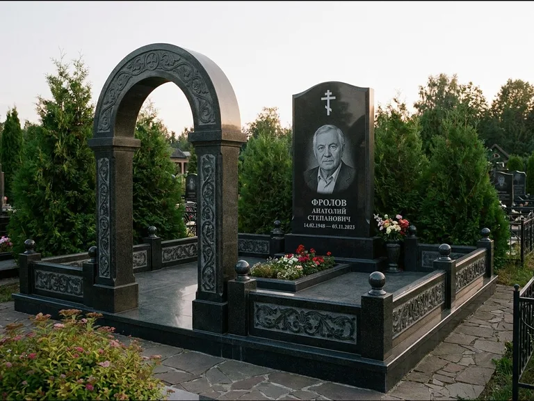 Памятник из чёрного гранита — высокая стела с процветшим крестом с православным восьмиконечным крестом, работа «Панкратов» в Южно-Сахалинске