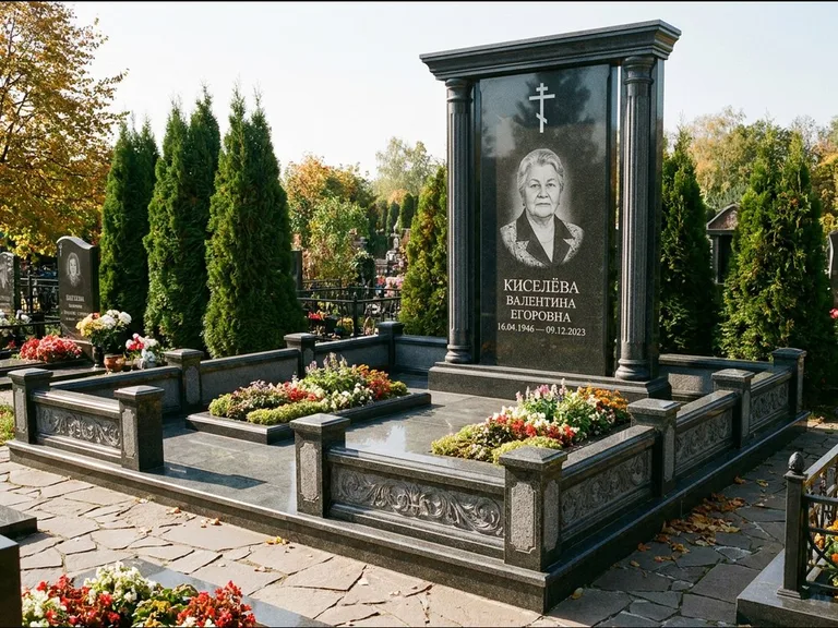 Памятник из чёрного гранита — стела с кельтским крестом с латинским крестом, работа «Ерофеева» в Южно-Сахалинске