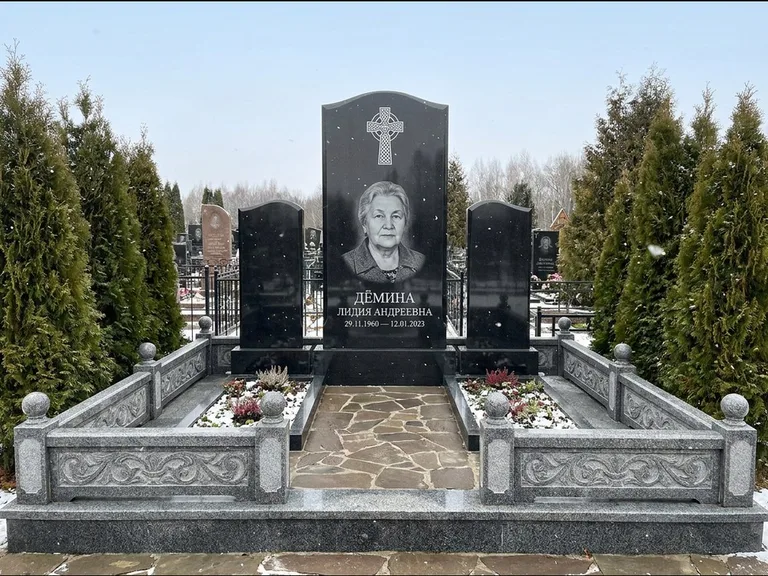 Памятник из чёрного гранита — стела с крестом и ветвью с кельтским крестом, работа «Лаврентьева» в Южно-Сахалинске