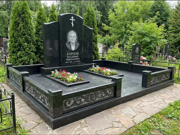 Памятник из чёрного гранита — двойная семейная стела с крестом на Голгофе, работа «Тихонов» в Южно-Сахалинске