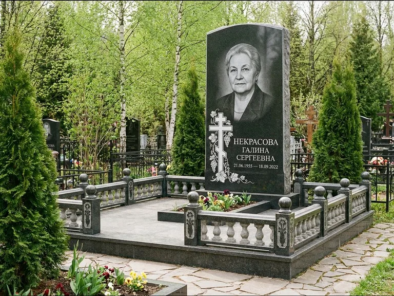 Памятник из чёрного гранита — стела с крестом и книгой с крестом с распятием, работа «Савельева» в Южно-Сахалинске