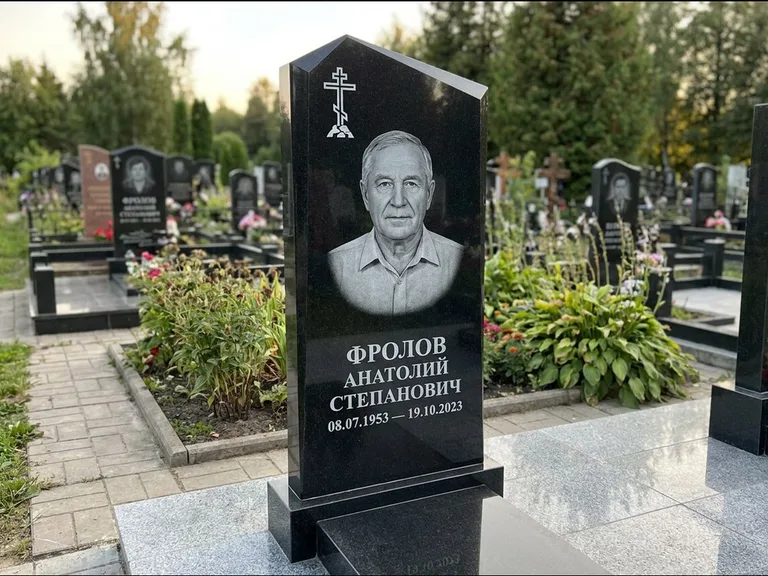 Памятник из чёрного гранита — стела со столиком и скамьёй с крестом на Голгофе, работа «Верещагин» в Южно-Сахалинске