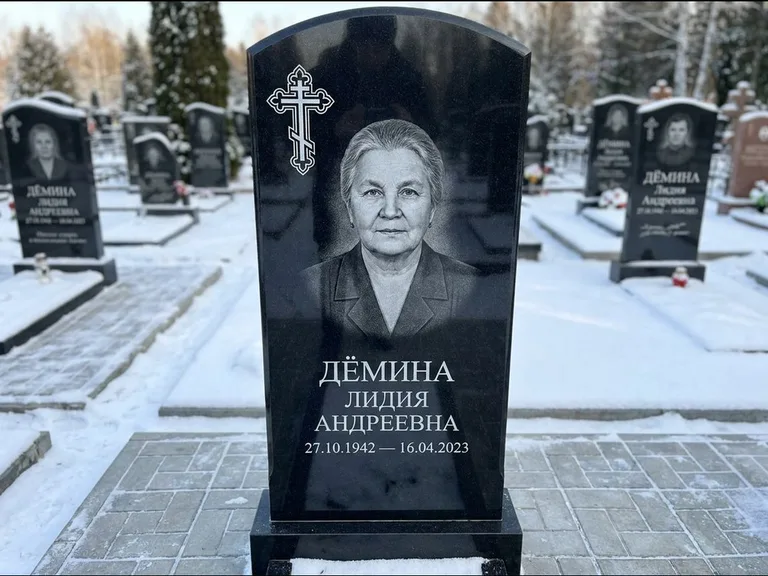 Памятник из чёрного гранита — стела домиком с крестом в лучах, работа «Селезнёва» в Южно-Сахалинске