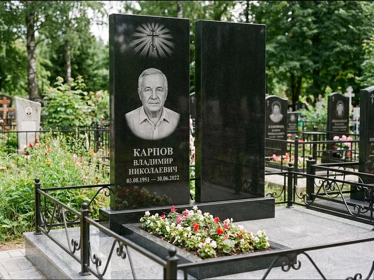 Памятник из чёрного гранита — ступенчатая стела с золочёным крестом, работа «Панкратов» в Южно-Сахалинске
