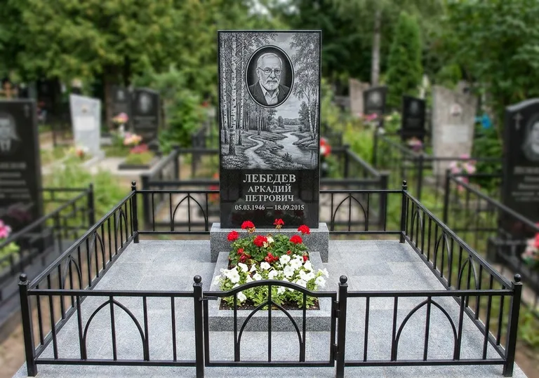 Памятник с гравировкой берёзовой рощи, портретом и надписью в Южно-Сахалинске