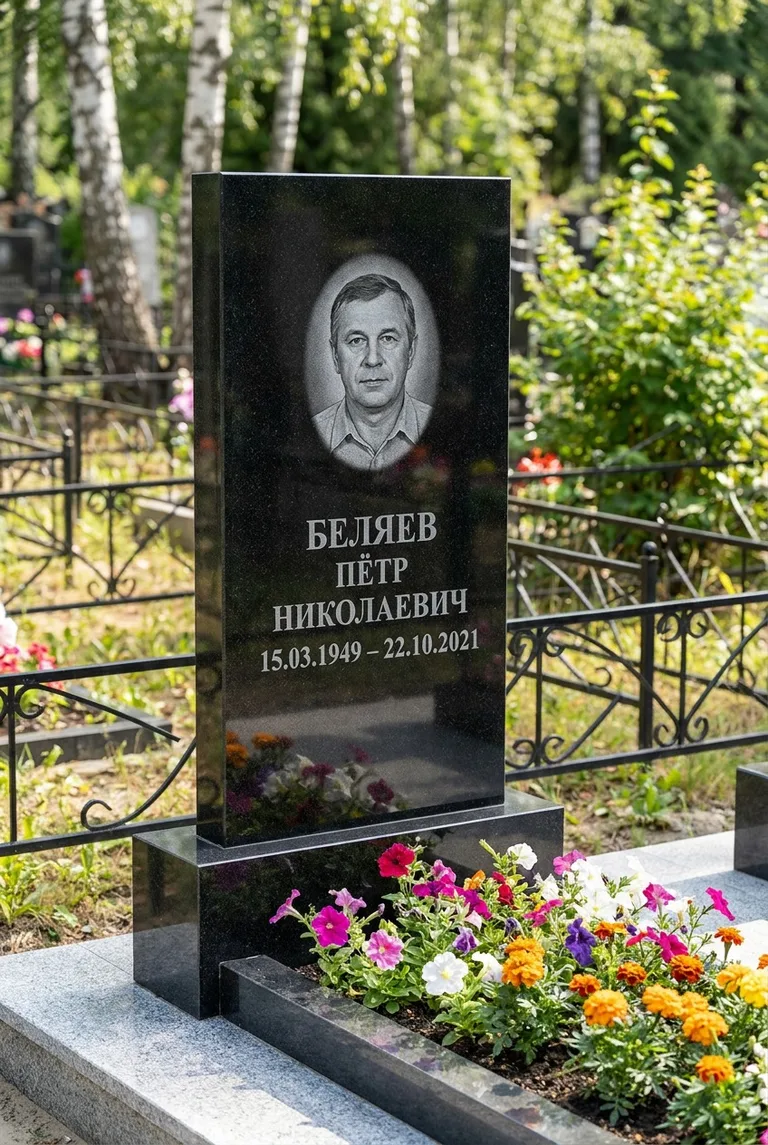 Вертикальный чёрный гранитный памятник под ключ с цветником в Южно-Сахалинске