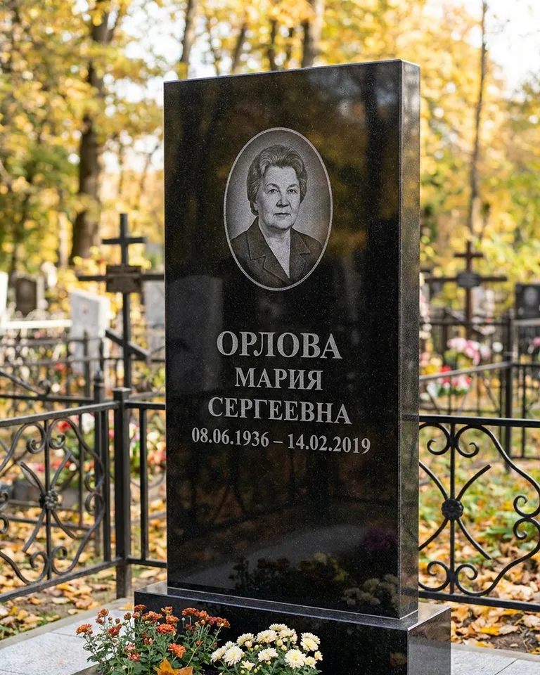 Вертикальный серый гранитный памятник под ключ, осень в Южно-Сахалинске