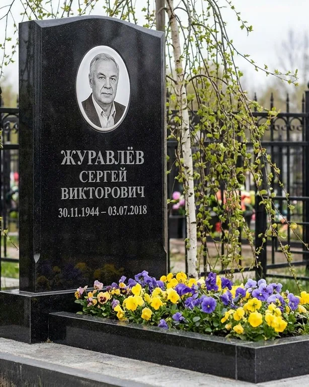 Вертикальный памятник под ключ с православным крестом в Южно-Сахалинске