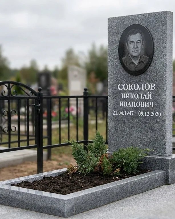 Чёрный памятник под ключ на гранитном цоколе в Южно-Сахалинске