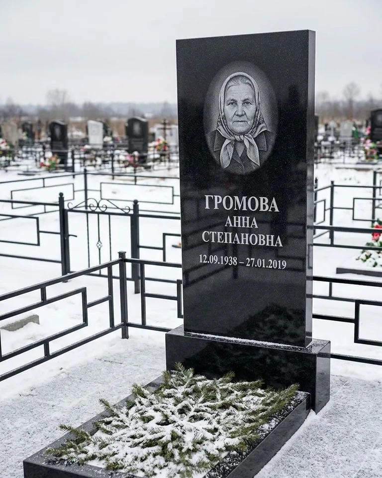 Простой вертикальный памятник под ключ зимой в Южно-Сахалинске
