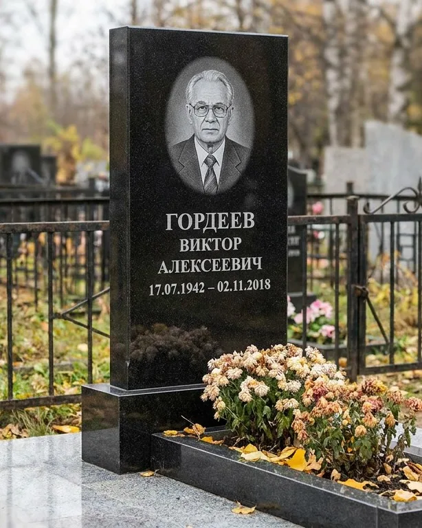 Памятник под ключ с гранитным цоколем и плиткой в Южно-Сахалинске