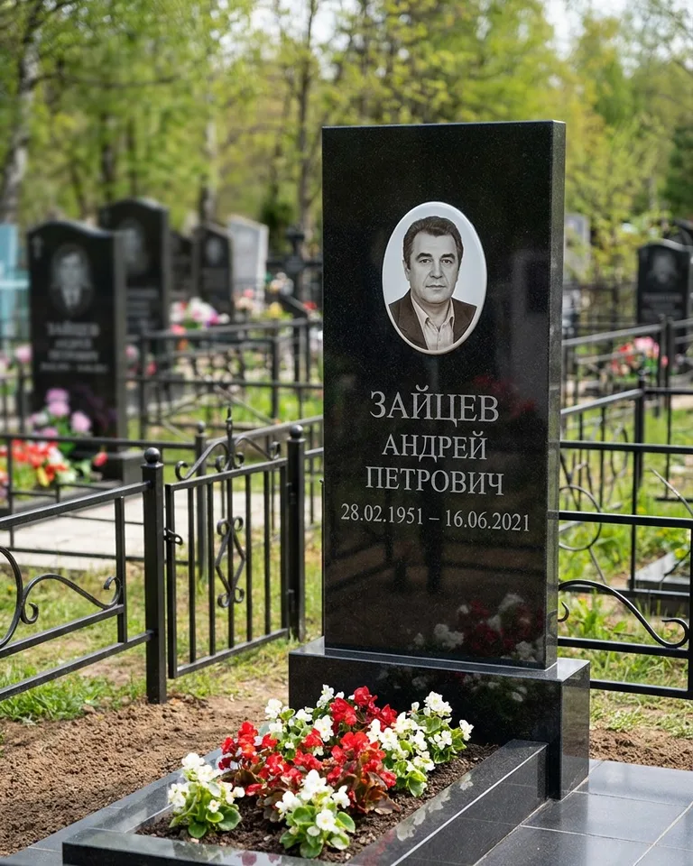 Памятник под ключ с гранитной вазой и цветами в Южно-Сахалинске