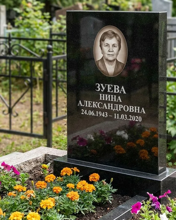 Горизонтальный чёрный гранитный памятник под ключ в Южно-Сахалинске