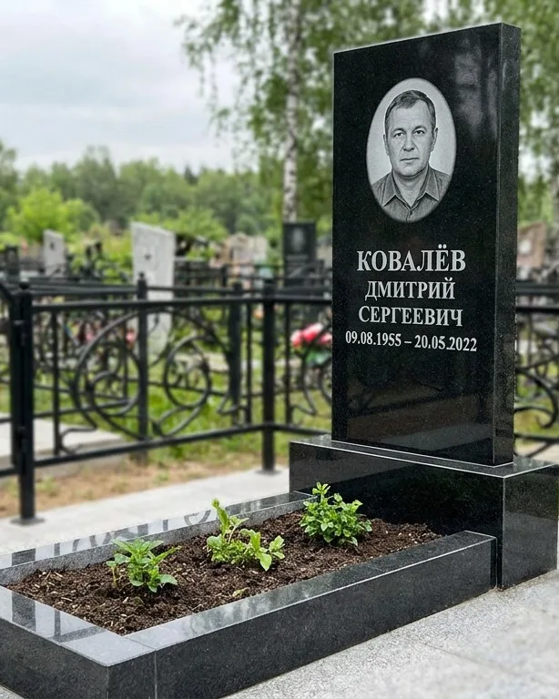 Горизонтальный серый памятник под ключ, осень в Южно-Сахалинске