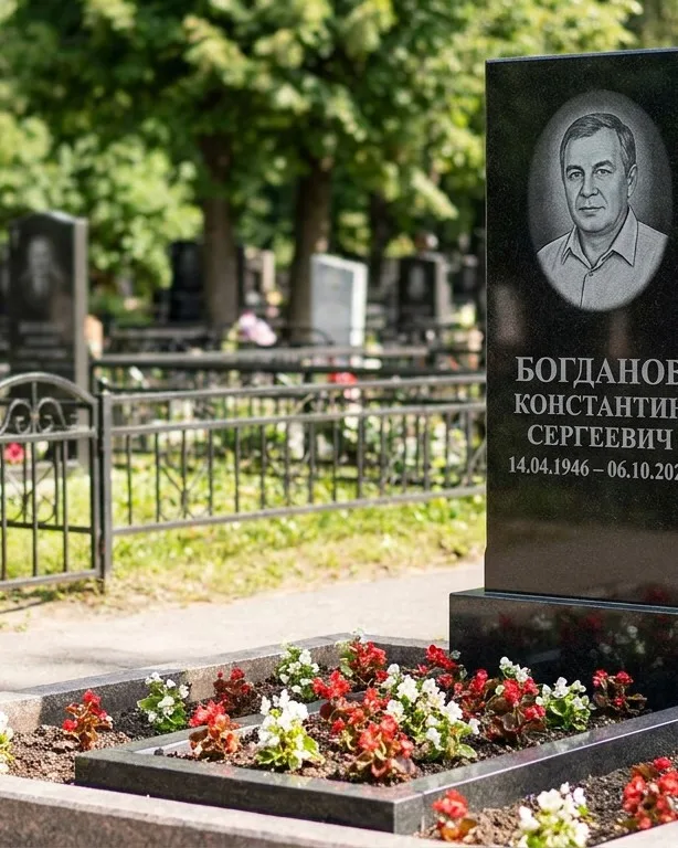 Низкий горизонтальный памятник под ключ с цветником в Южно-Сахалинске