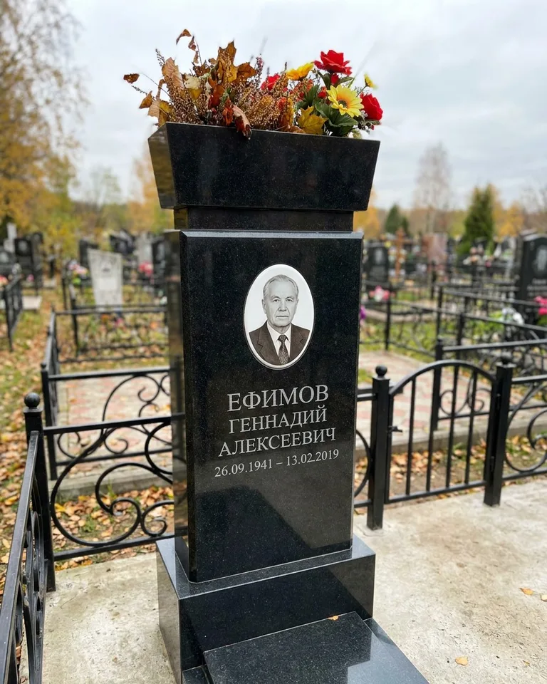 Двойной семейный памятник под ключ с портретами в Южно-Сахалинске
