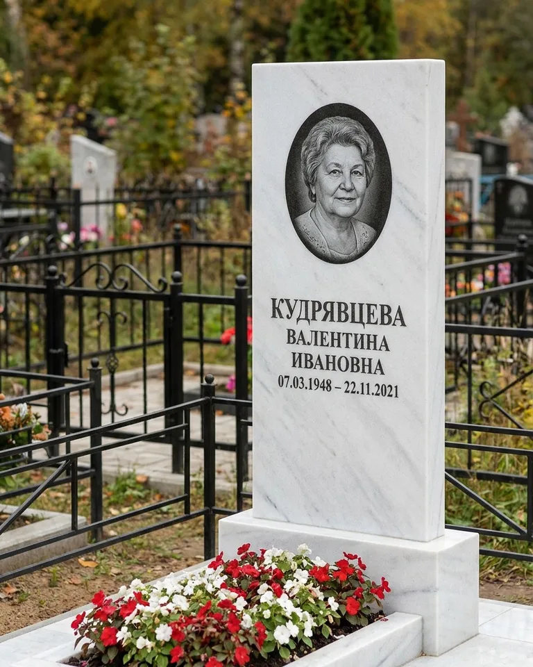 Двойной памятник под ключ с цоколем и плиткой в Южно-Сахалинске
