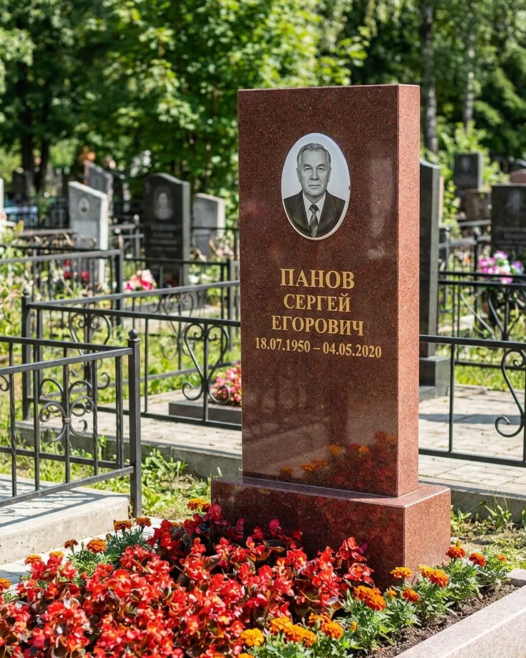 Двойной серый памятник под ключ с вазой в Южно-Сахалинске