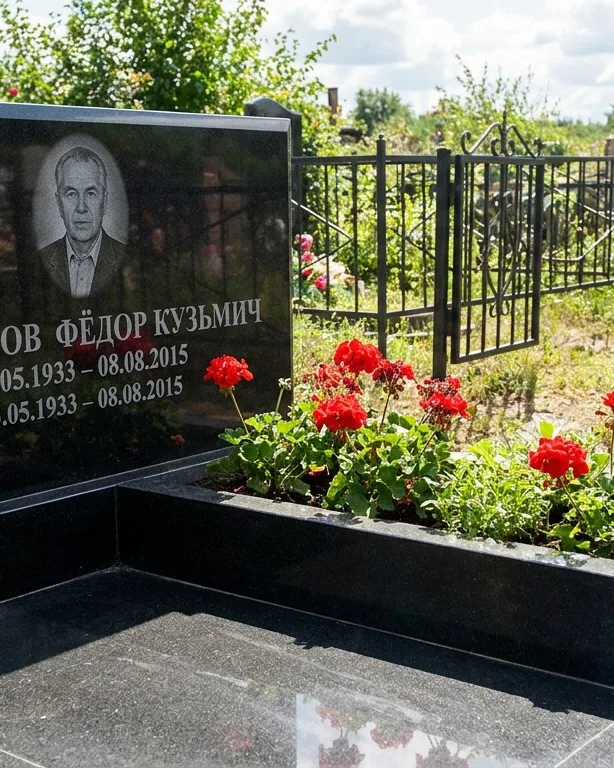 Двойной памятник под ключ с крестом в Южно-Сахалинске
