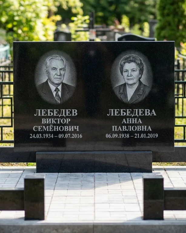 Памятник под ключ из красного гранита в Южно-Сахалинске