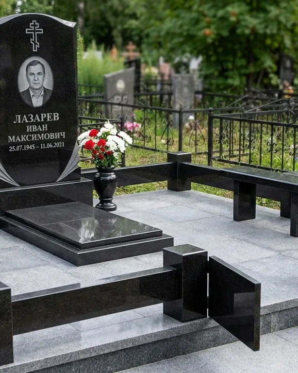 Памятник под ключ зимой с венком в Южно-Сахалинске