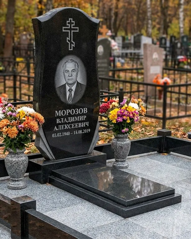 Памятник под ключ со скамьёй и мощением в Южно-Сахалинске