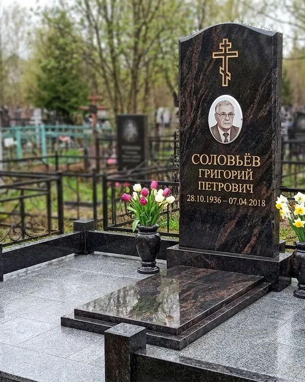 Памятник под ключ с гранитным цоколем и вазой, осень в Южно-Сахалинске