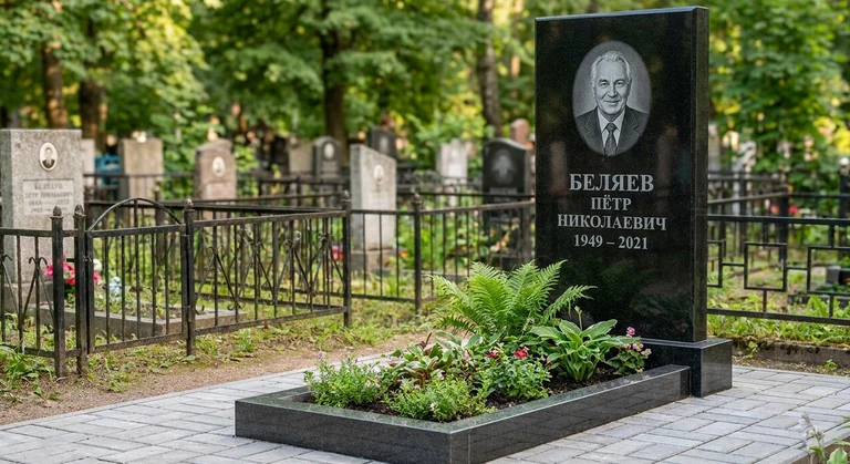 Памятник под ключ в Южно-Сахалинске — гранитная стела с цветником и благоустройством, установлен под ключ