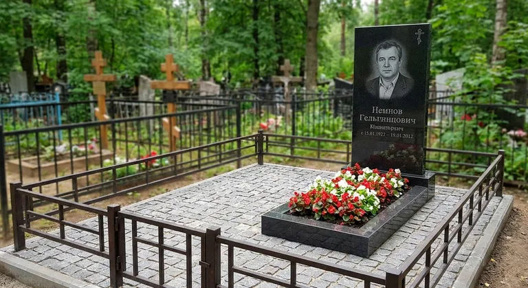 Памятник под ключ с цветником и благоустройством в Южно-Сахалинске