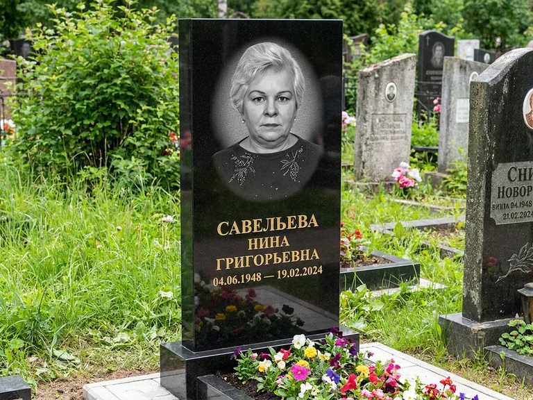 Портрет на памятнике в Южно-Сахалинске — Паспортное фото восстановили и награвировали на чёрной стеле