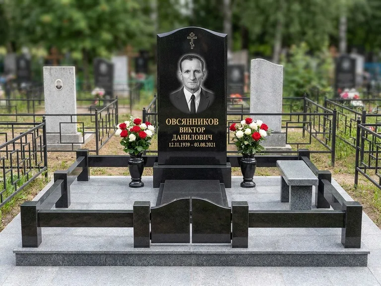 Портрет на памятнике в Южно-Сахалинске — Старый снимок → гравировка на премиум-комплексе с плиткой и оградой