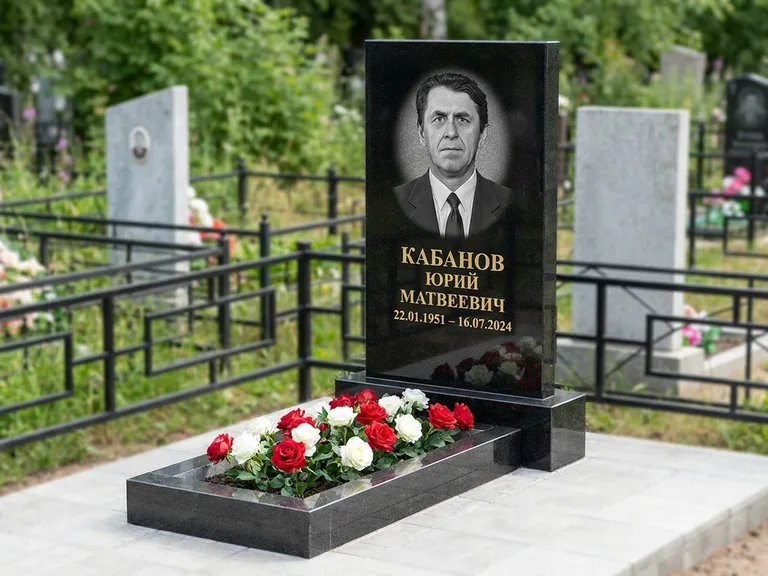 Портрет на памятнике в Южно-Сахалинске — Старый снимок → гравировка на вертикальной стеле