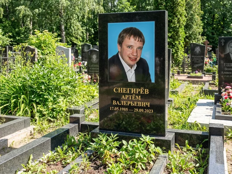 Портрет на памятнике в Южно-Сахалинске — Цветное фото → прямоугольная фотокерамика на чёрном граните