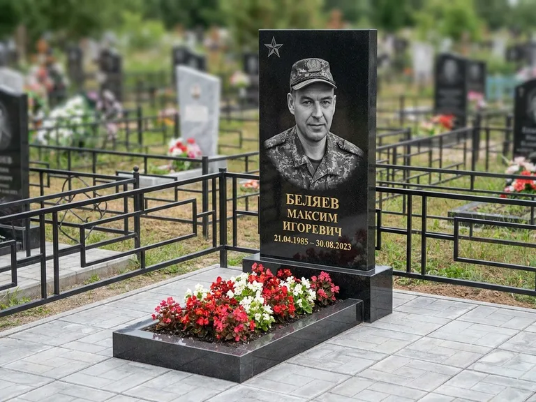 Портрет на памятнике в Южно-Сахалинске — Военное фото → цветная фотокерамика, гравированная звезда