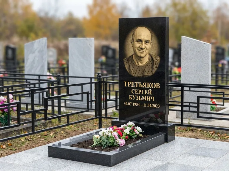 Портрет на памятнике в Южно-Сахалинске — Восстановленный портрет → гравировка на вертикальной стеле