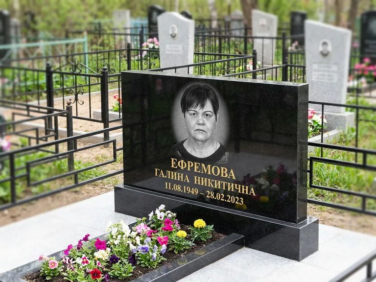 Портрет на памятнике в Южно-Сахалинске — Ч/б портрет → гравировка на горизонтальном памятнике