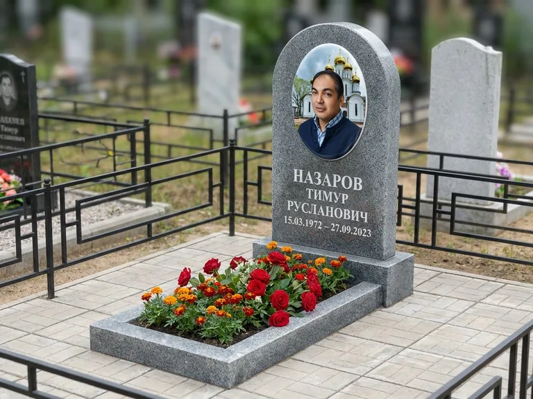 Портрет на памятнике в Южно-Сахалинске — Цветной портрет → фотокерамика-овал на сером граните, буквы белые