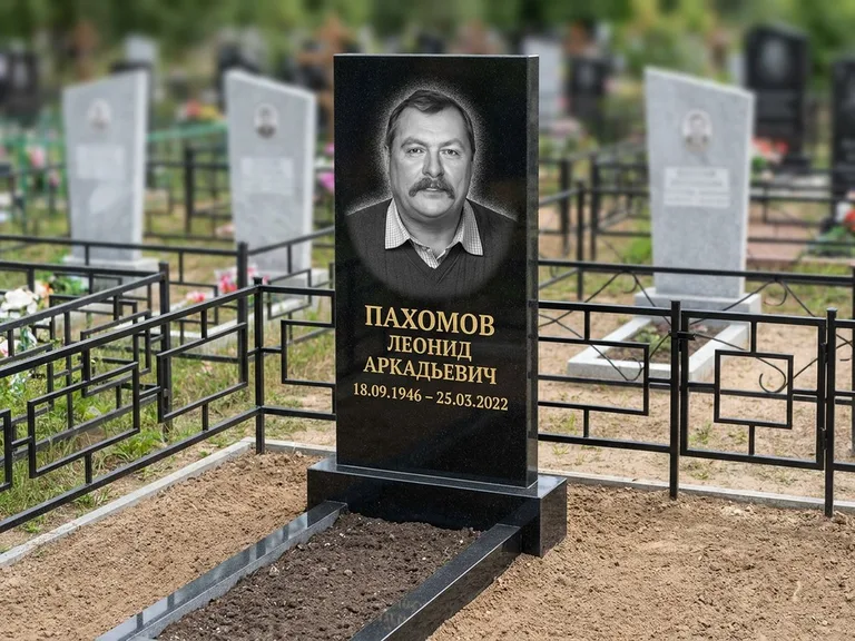 Портрет на памятнике в Южно-Сахалинске — Маленькое фото → гравировка на простом бюджетном памятнике