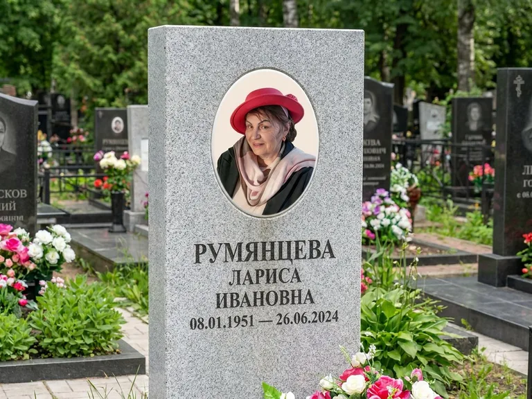 Портрет на памятнике в Южно-Сахалинске — Цветной портрет → овальная фотокерамика на светлом камне