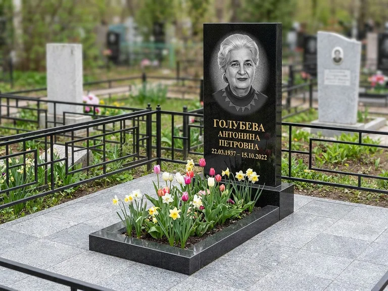Портрет на памятнике в Южно-Сахалинске — Выцветший скан восстановили и награвировали на стеле