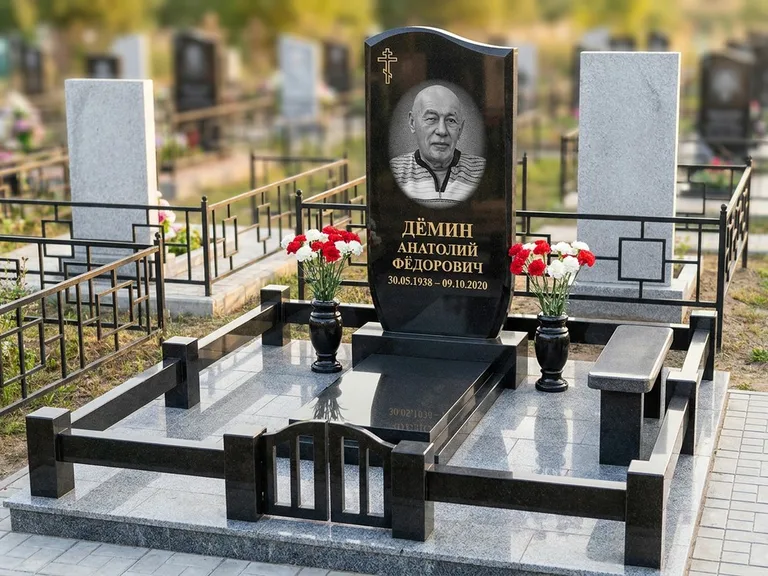 Портрет на памятнике в Южно-Сахалинске — Реставрация → гравировка на премиум-комплексе
