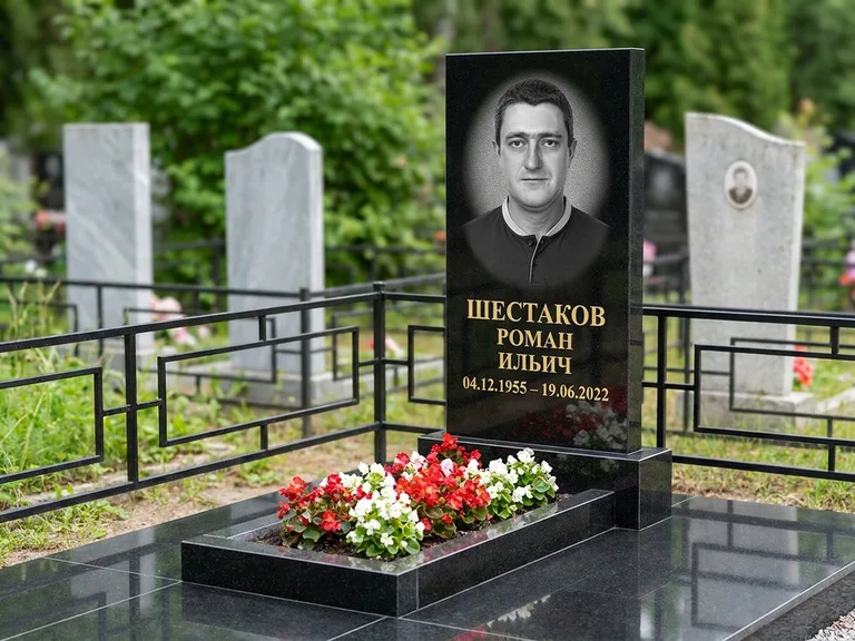 Портрет на памятнике в Южно-Сахалинске — Ч/б портрет → гравировка на стеле