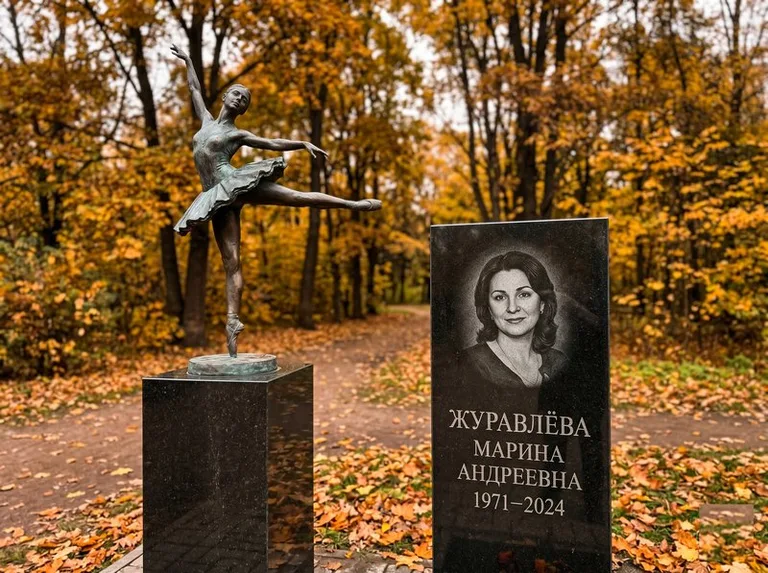 Бронзовая балерина на постаменте рядом со стелой осенью в Южно-Сахалинске