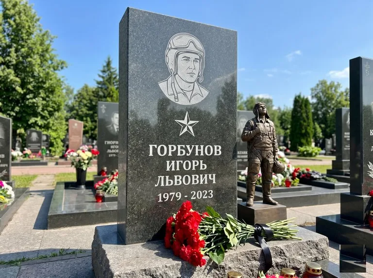 Гранитная фигура лётчика на памятнике военному со звездой в Южно-Сахалинске