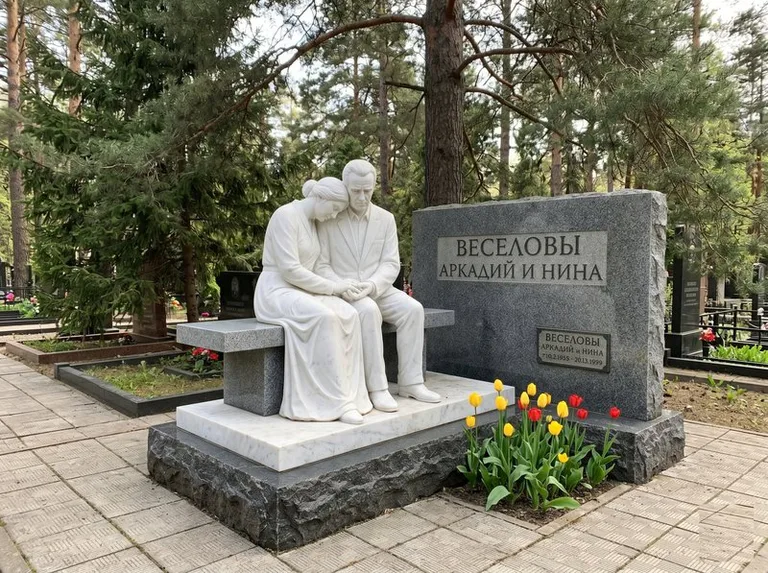 Мраморная скорбящая пара на эксклюзивном мемориале в Южно-Сахалинске