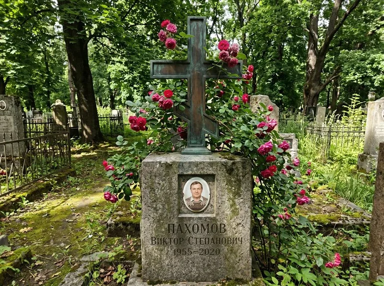 Бронзовый крест с розами на гранитной плите в Южно-Сахалинске
