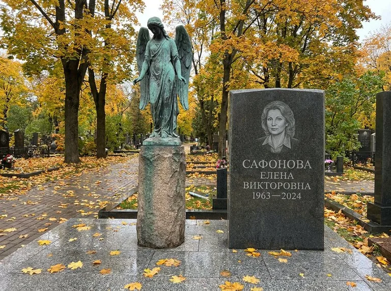 Бронзовый ангел на колонне рядом с памятником в Южно-Сахалинске