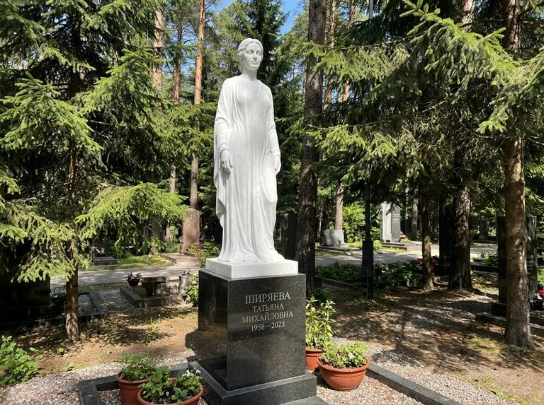 Ростовая женская фигура с портретным сходством на мемориале в Южно-Сахалинске