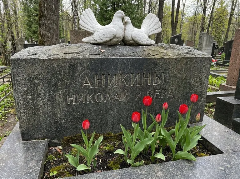 Пара голубей из литьевого мрамора на гранитной плите в Южно-Сахалинске